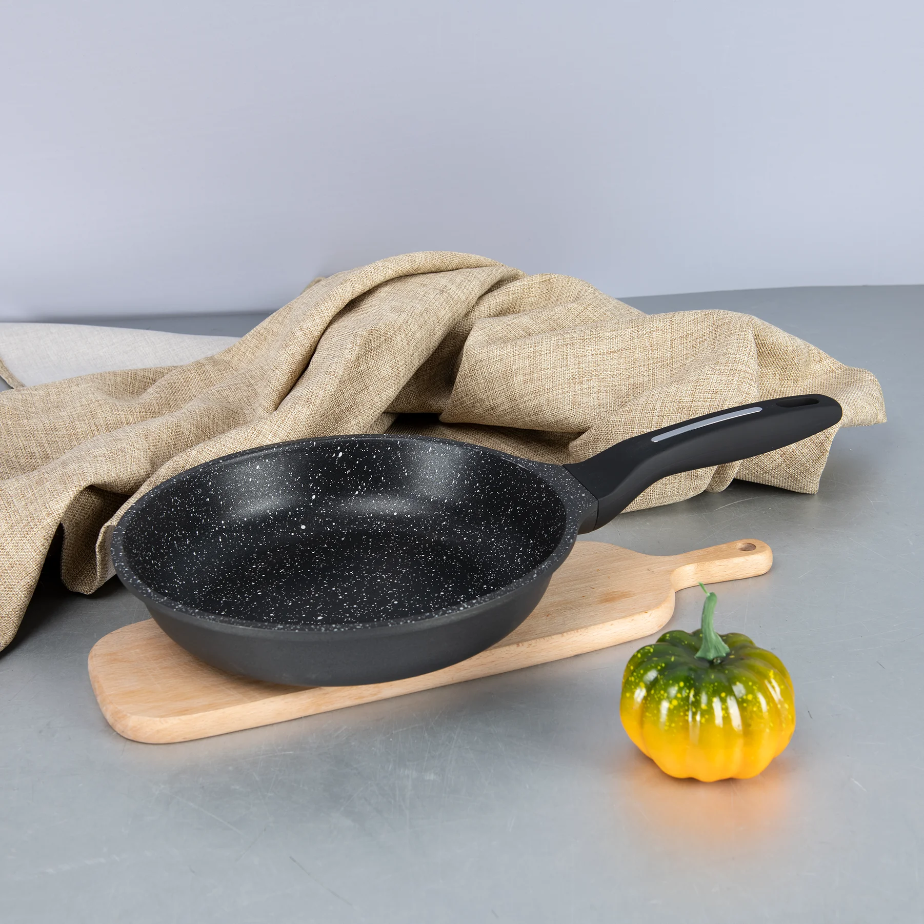 

Stock Escalation Series 24cm Non Stick Granite Coating Cast Aluminum Frying Pan Frying Pan with Induction Bottom Black