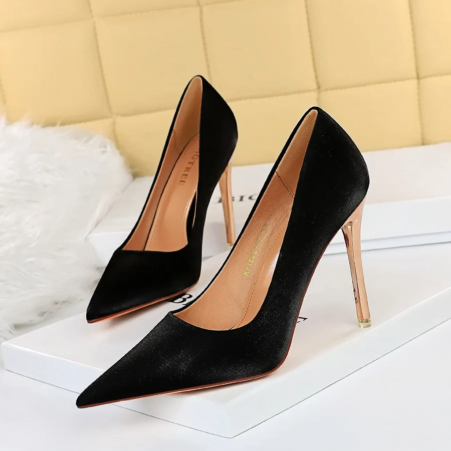

2021 New trend sexy thin stiletto super high heel satin high heel shallow mouth pointed high heels women's single shoes