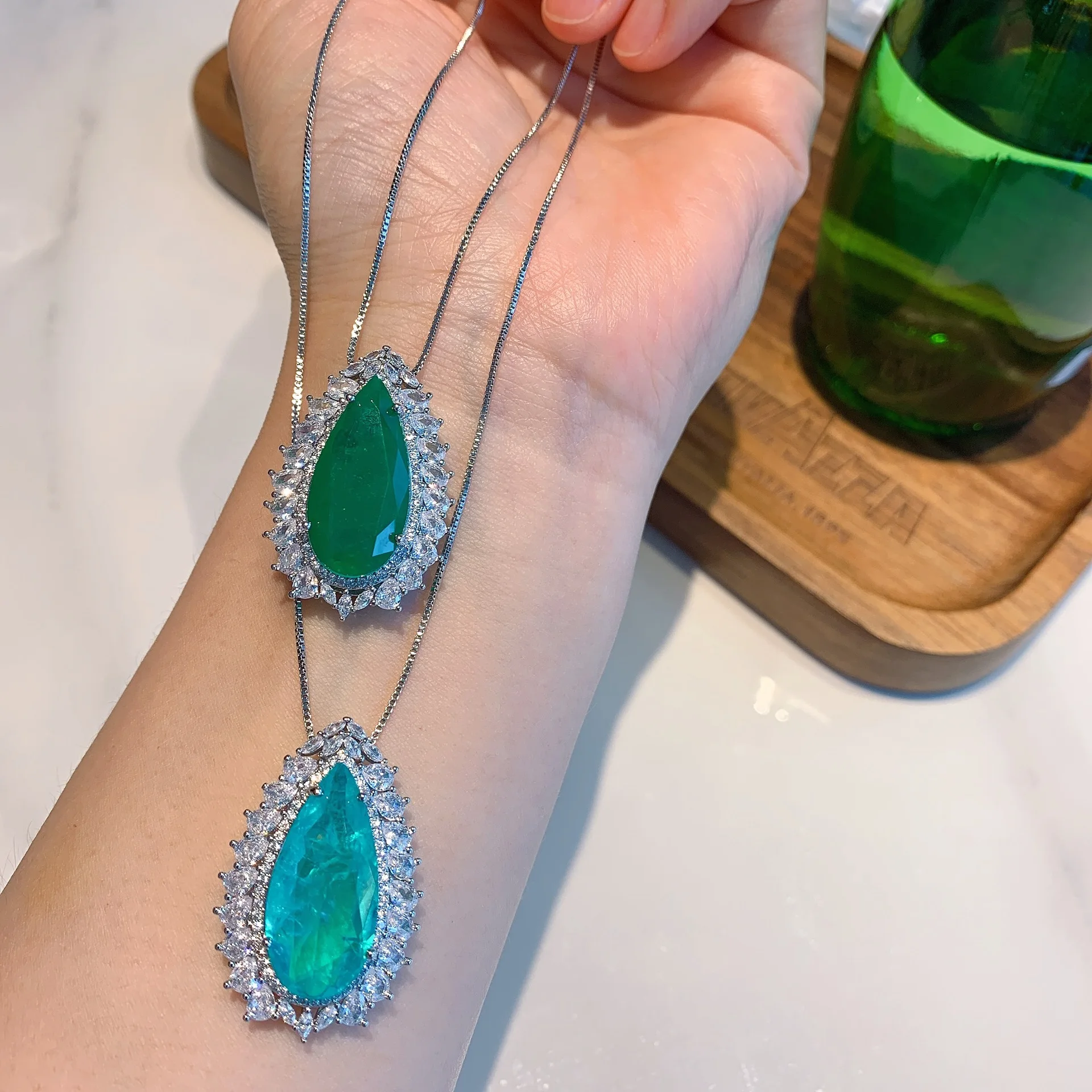 

Fashion Ins Luxury Paraiba Emerald Necklace Hot Selling Platinum Plated Diamond Zircon Drop Pendant Necklace For Women Gift