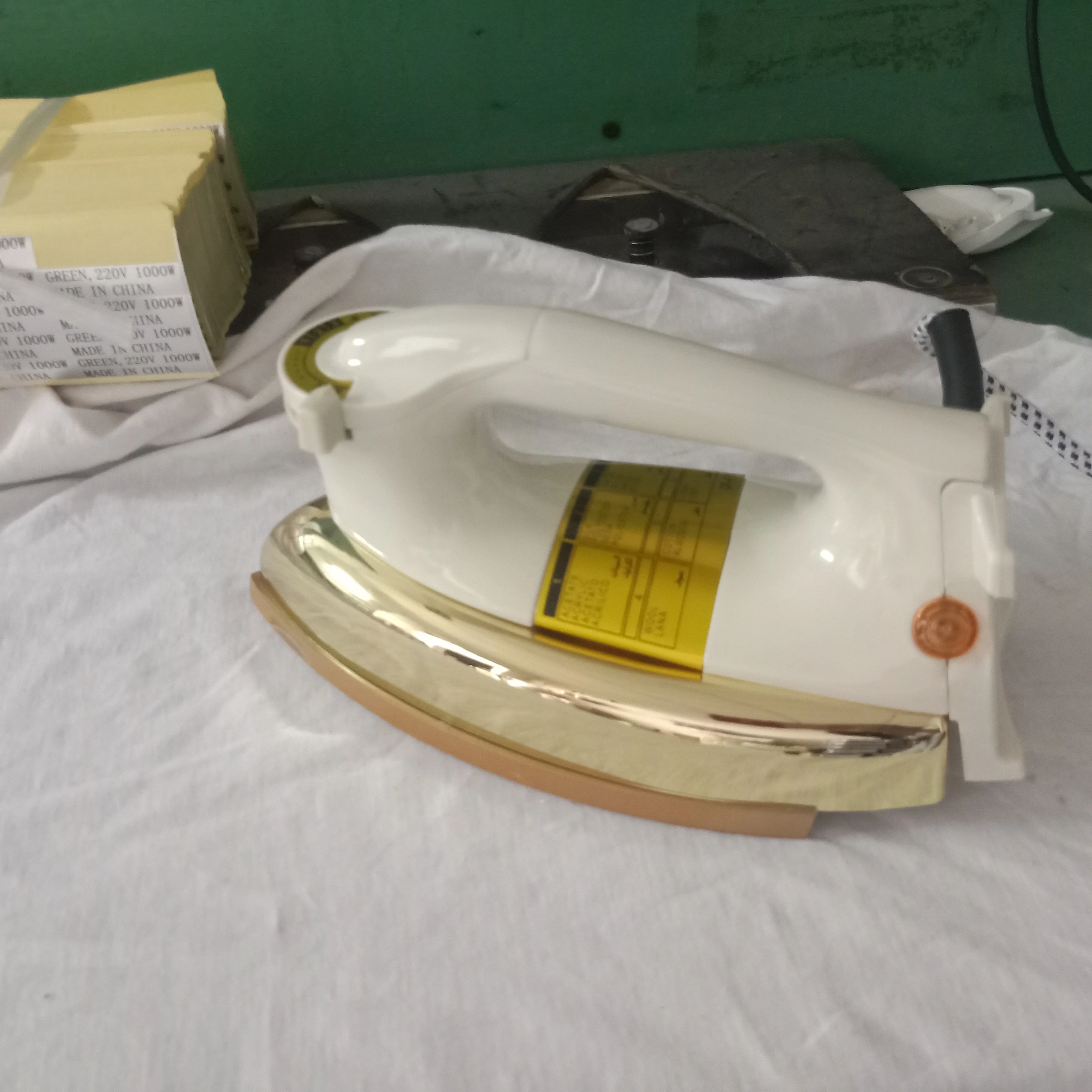
CB approved HN-3530 electric iron heavy duty dry iron 1000w golden/gray/silvery soleplate 