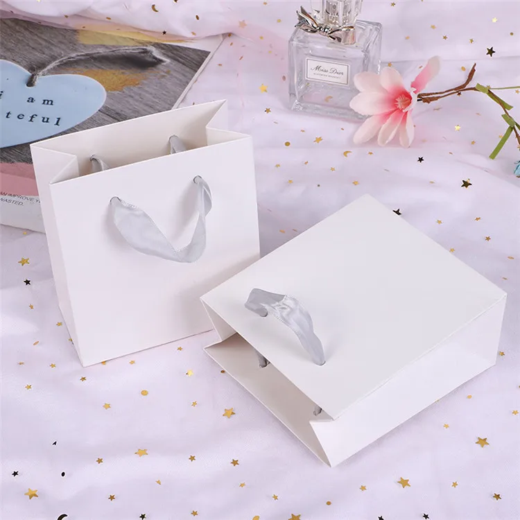 

Jewelry Handbag High-End White Card Coated Gift Bag Can Be Customized And Printed Logo, As shown in the figure