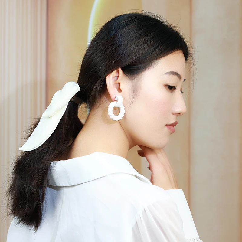 

Fashionable lacquered round twist earrings simple elegant ear clips versatile retro cold style sweet high-end earrings