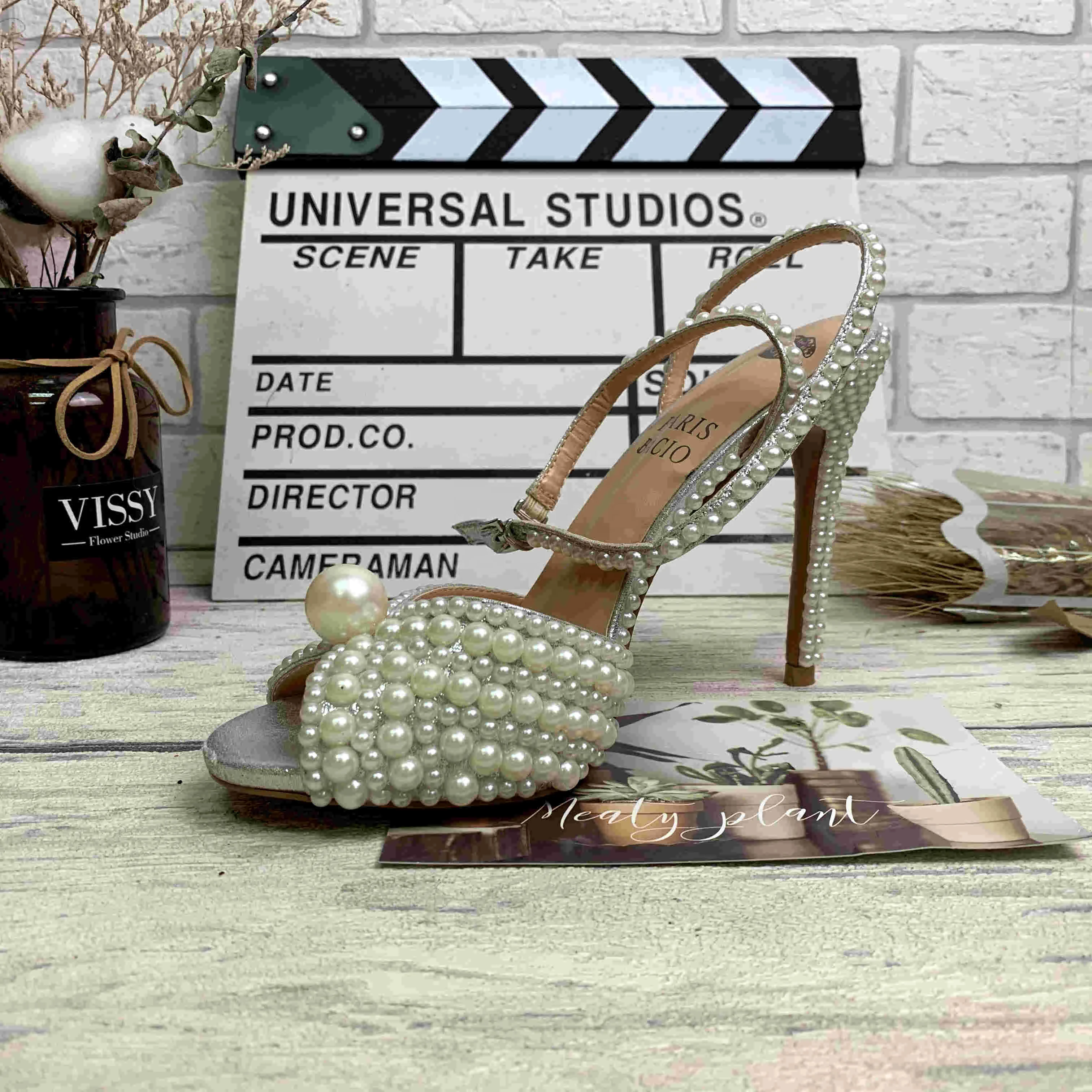 

2021 spring new main push explosion models big pearl toe decoration ladies stiletto dress shoes European and American wholesale, White