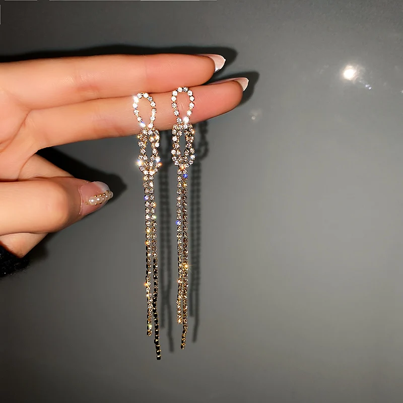 

2021 fashion trendy claw long earrings crystal