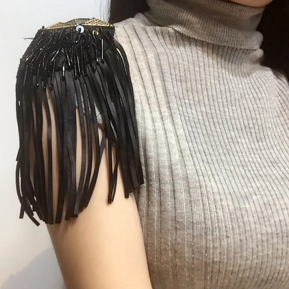 

Autumn and winter suits show shoulder fringe shoulder bracelet brooch jewelry fashion metal accessories