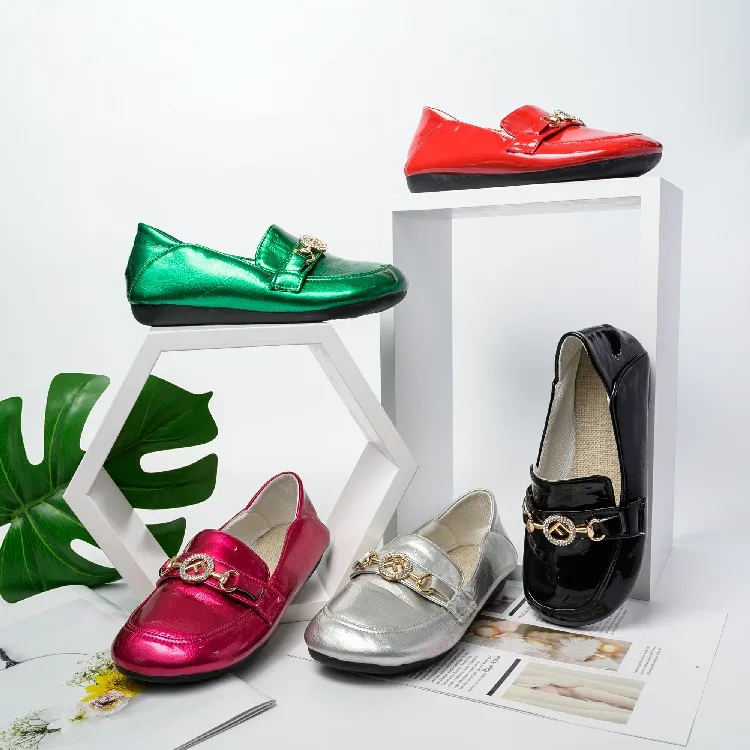 

Novel Design Diamond-embedded Multi-colored Fashionable Trend Patent Leather Flat Women's Shoes, 5 colors