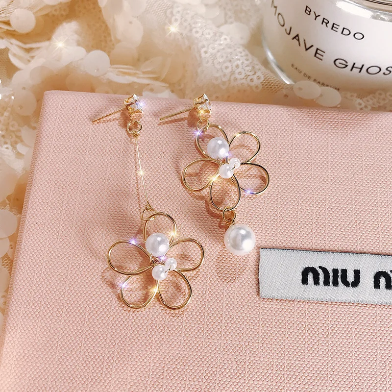 

Korean Fashion Hollow Gold Plated Metal Asymmetric Flower Drop Earrings Vintage Baroque Pearl Crystal Earring (KER432), Same as the picture