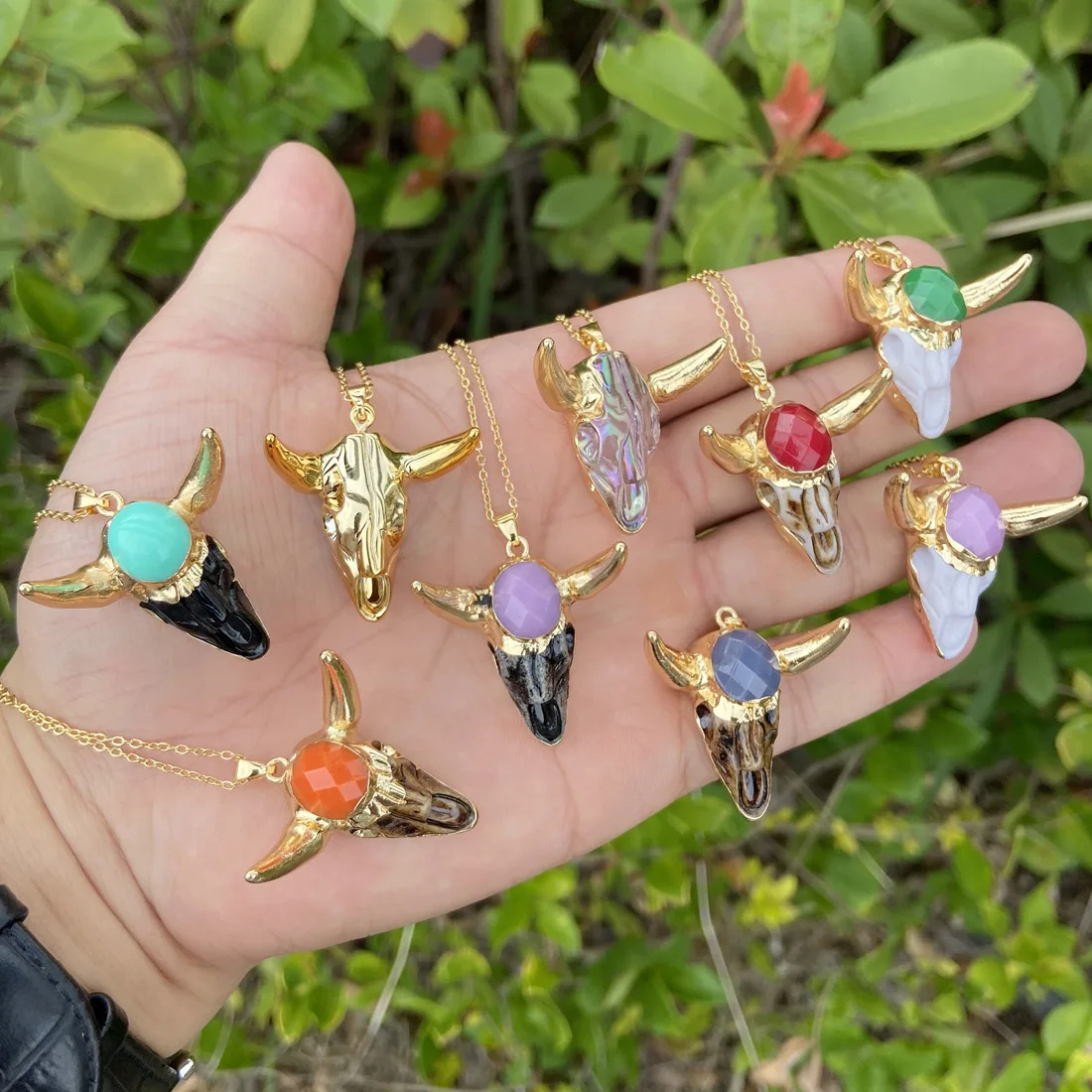 

Vintage Bull Skull Pendant Necklace For Women Men Charm Colorful Crystal Stone Stainless Steel Resin Cattle Cow Head Necklaces