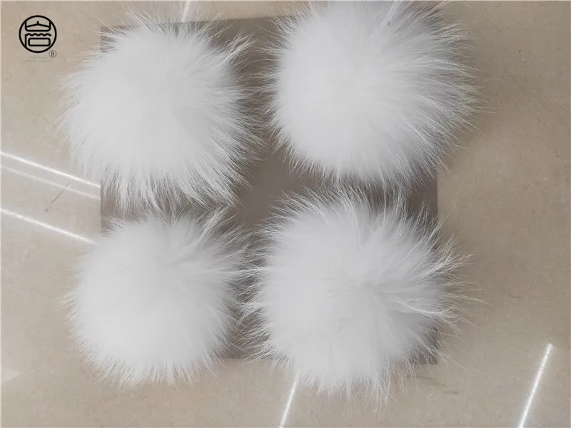 
Wholesale Cheap Price 12 cm Natural Color Detachable Real Raccoon Fur Pompom Ball For Beanie Hats 