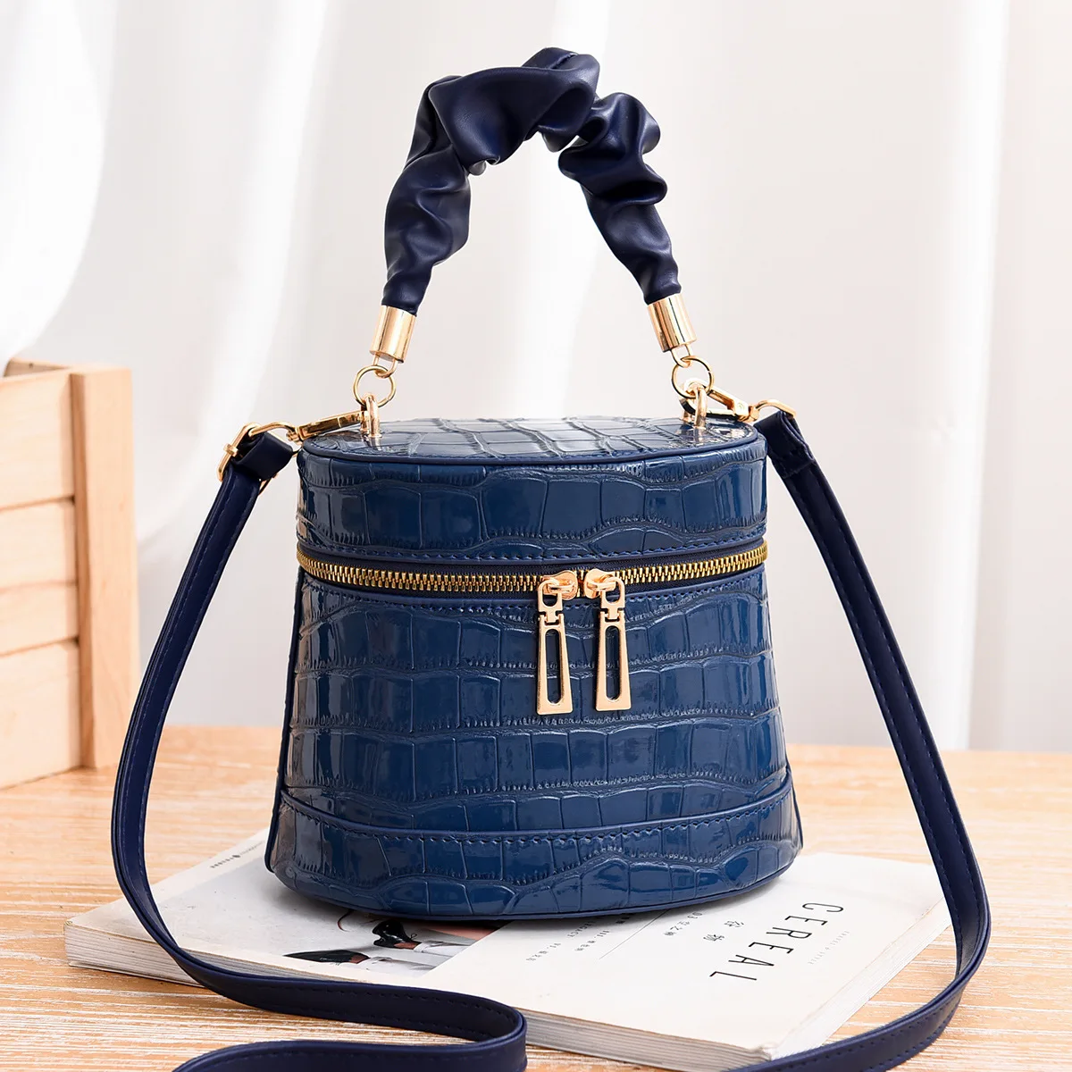 

Wholesale 2020 New Crocodile Pattern Bright Leather Pu Female Bag Handbag Shoulder Bag Fashion Trendy Diagonal Small Round Bag, Custom color