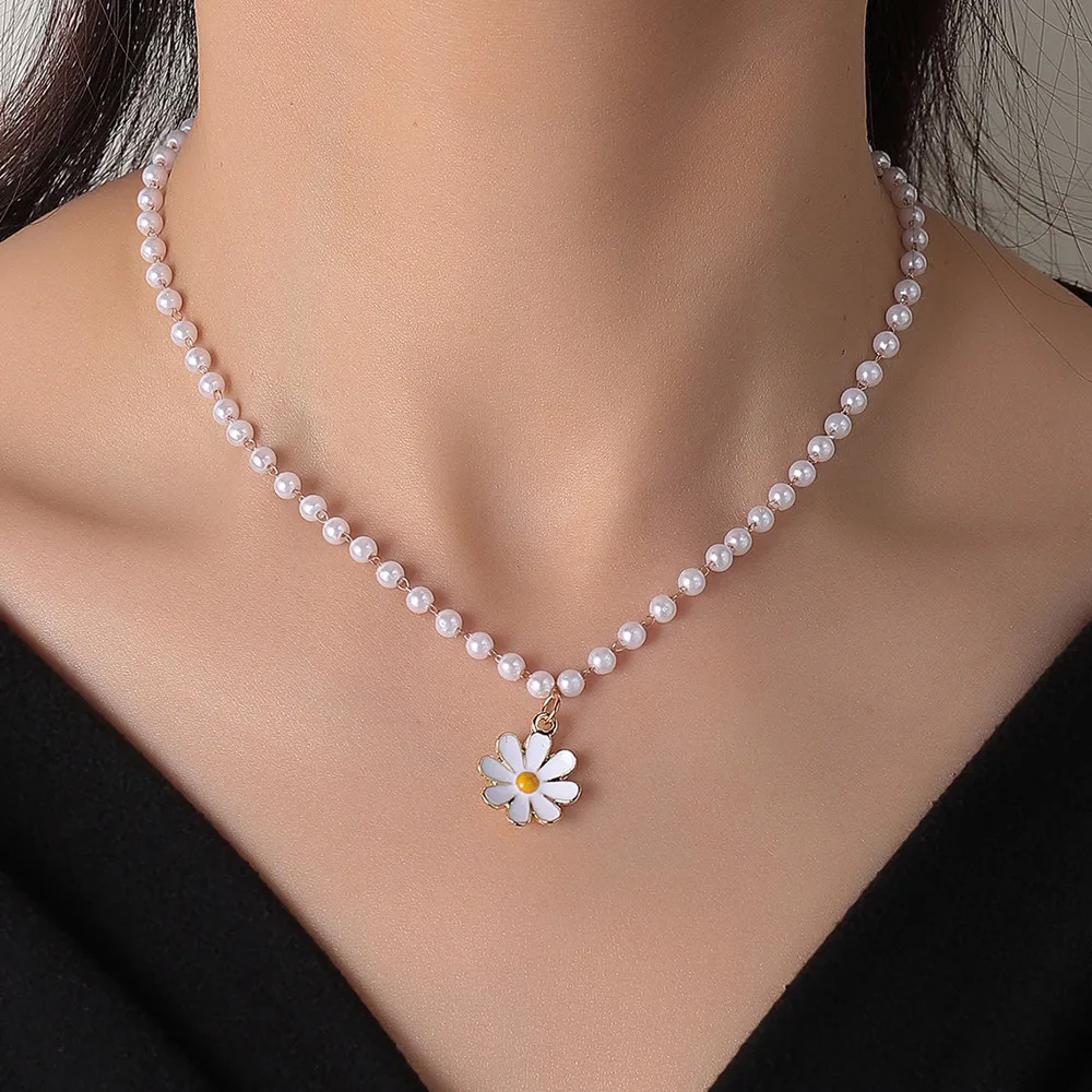 

Trendy chain choker daisy flower pendant Imitation pearl clavicle necklace for women gift, Picture shows