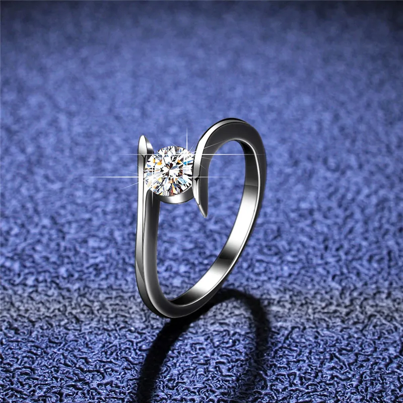 

Silver 925 Original Diamond Test Past Brilliant Cut 0.5 Carat D Color Moissanite Angel Kiss Ring Gemstone Engagement Jewelry