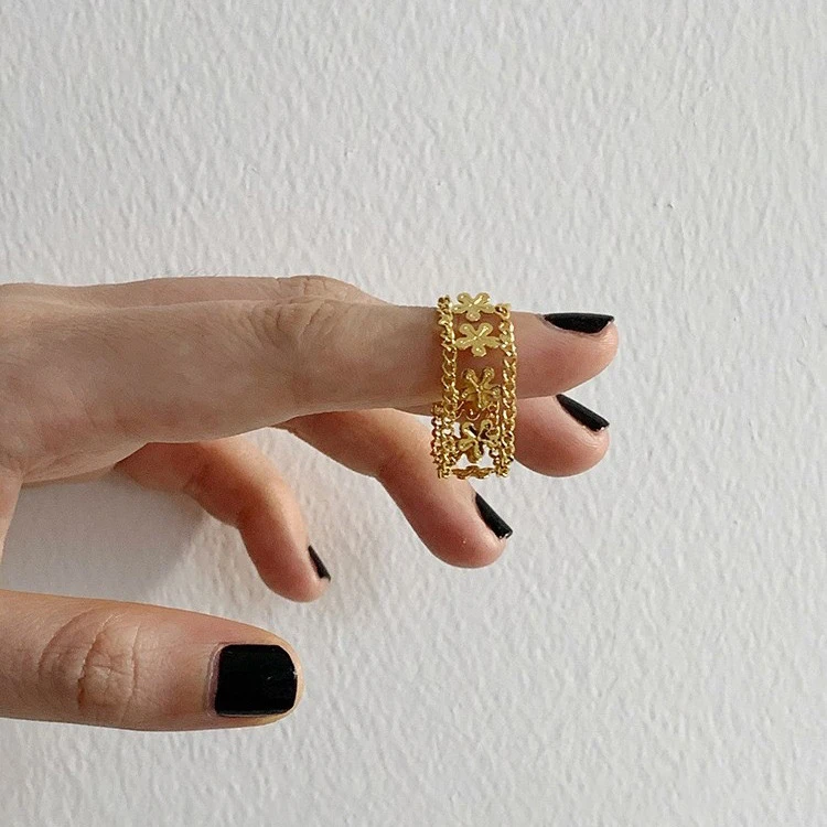 

Aimgal Jewelry French retro hollow metal flower ring lady