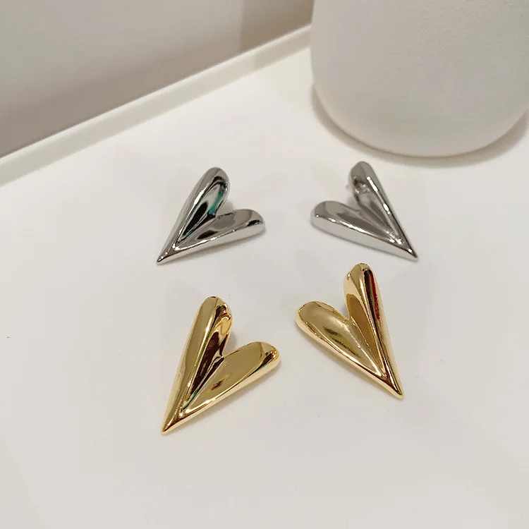 

Exaggerated Style High Polish Love Heart Stud Earrings 18K Gold Plated Irregular Heart Earrings for Punk Women
