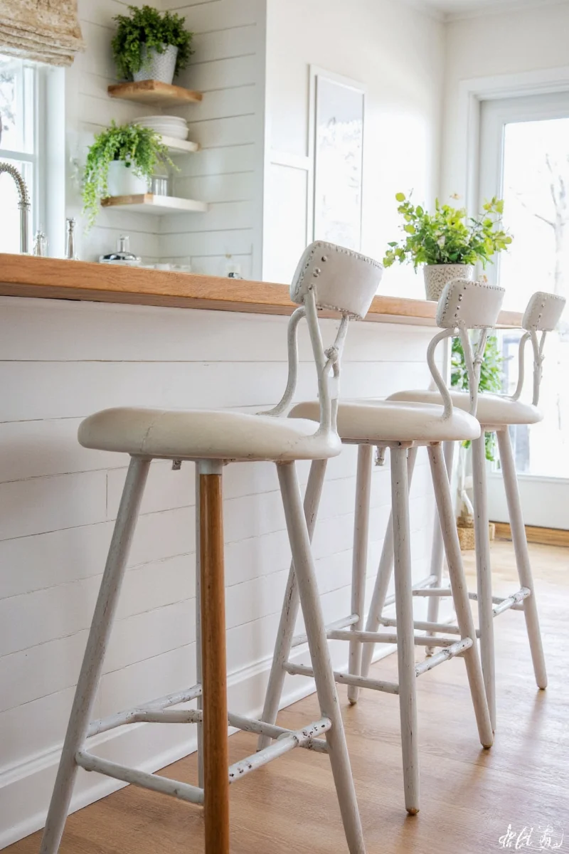 Kitchen counter with cushioned farm-style bar stools