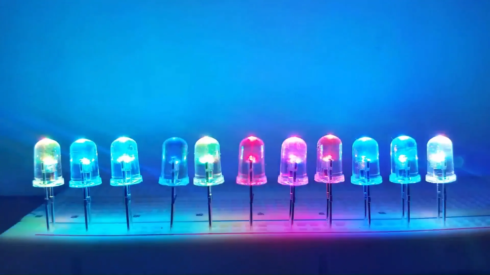 15 Stück 5mm Verkabelte Dioden LED RGB Langsamer Blitz Blinkt 20mA 9-12 V 20cm 