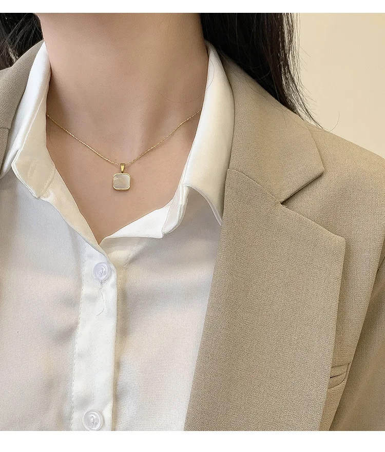 

Hot Selling Titanium Steel Creative Lucky Necklace Female Fashion Shell Simple Clavicle Chain necklace