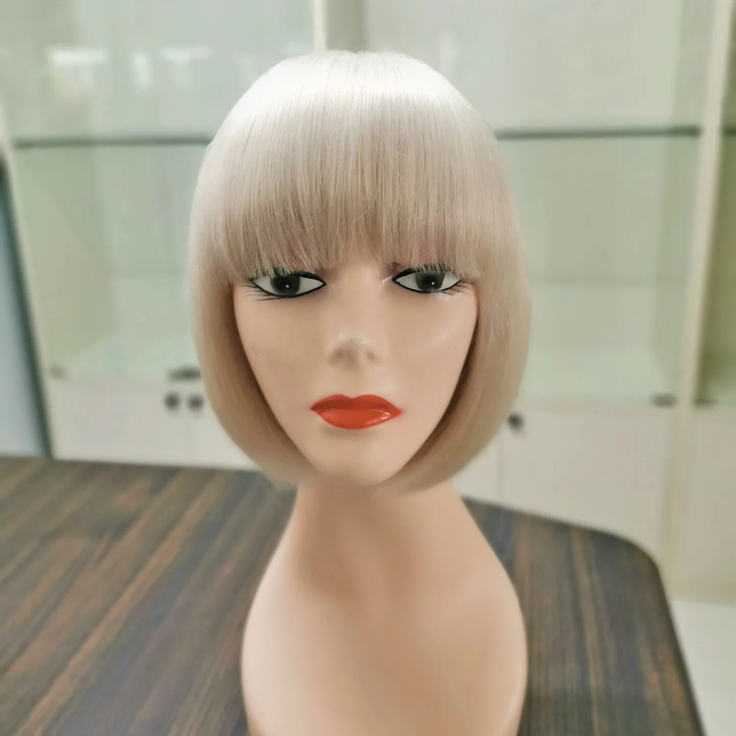 

XMH Short Bob Wigs With Bangs for Women 10inch Platinum Blonde Silky Straight Natural Human Hair Wigs Glueless Machine Made Wig