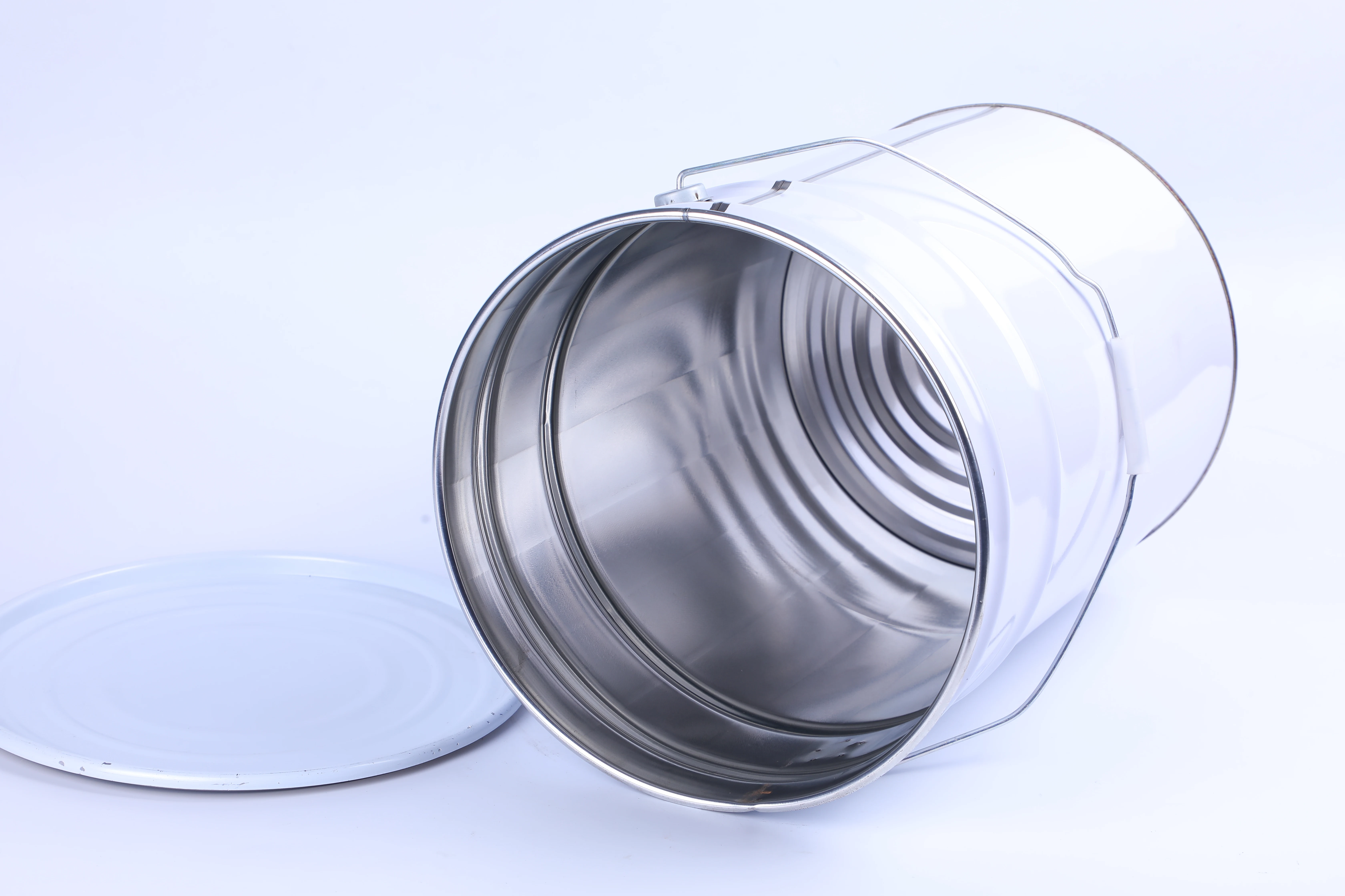 
20 liter round white metal paint/chemical bucket/pail/drum with handle and lid metal bucket with lid 