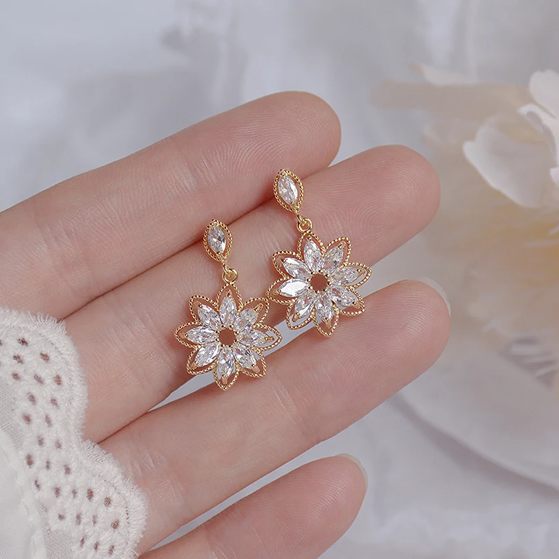 

New Gold Dainty Korean Flower Earrring for Women Bling Lace Stud Earring Wedding Gift, White