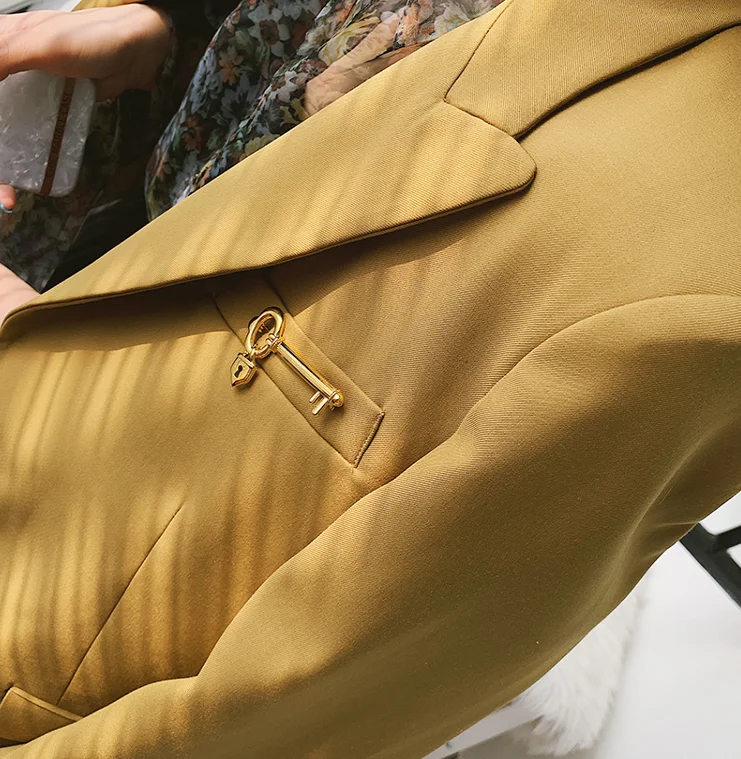 

Vintage Metal Key Lock Heart Spiral Shape Brooch Gold Color Chain Women Brooches Pins Fashion Party Jewelry Unisex Accessories, Picture