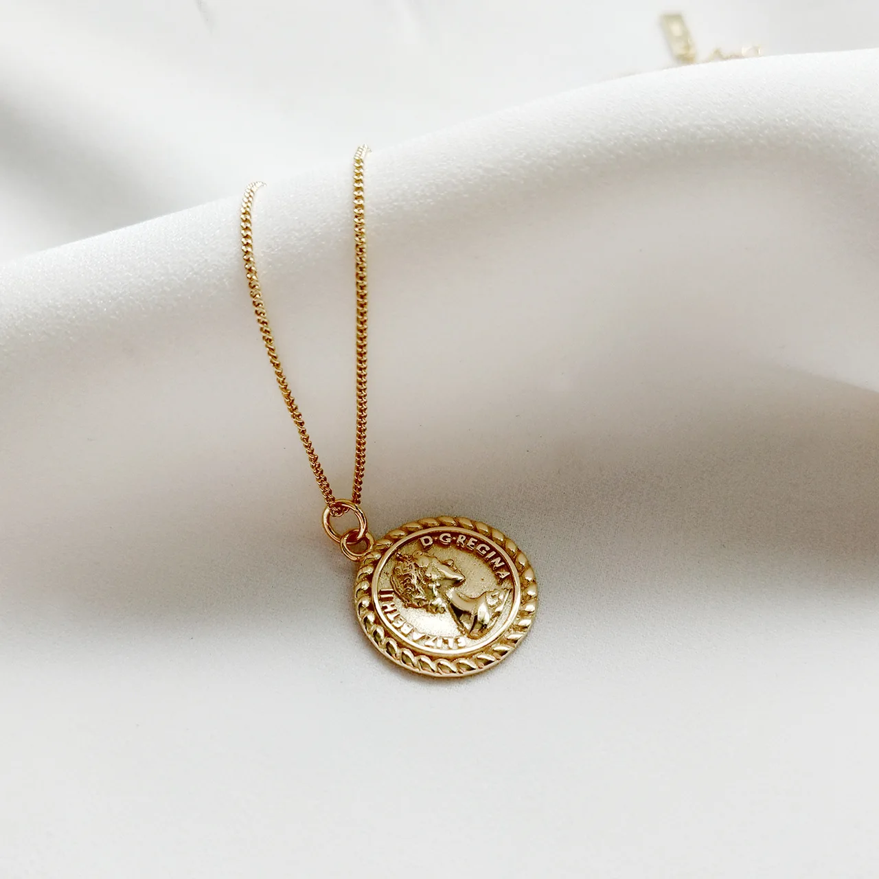 

925 Sterling Sliver Elizabeth Queen Chokers Necklaces Gold Color Round Coin Disc Choker Pendant Necklaces Statement Jewelry