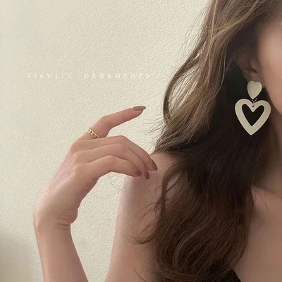 

2021 hot sale S925 silver needle earrings wholesale custom fashion high end sweet Cream-white earrings with hollow hearts