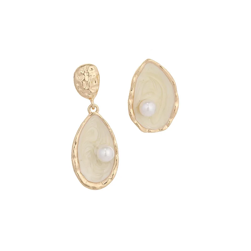 

Women's Elegant Drop Glaze Asymmetric Pearl Earrings Simple Temperament Baroque Retro Port Style