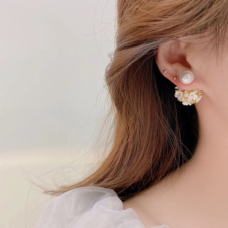 

SC Korean Light Luxury Gold Plated Stud Earrings Elegant Shell Pearl Women Earrings Hydrangea Flower Earrings