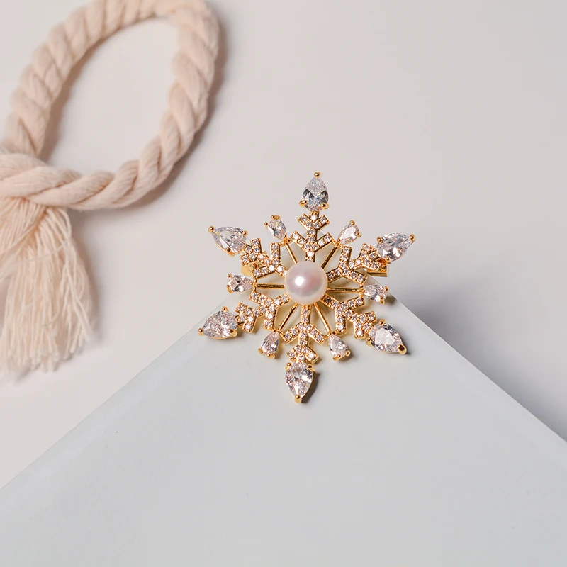Factory Supply Women's Gold Plated Korean Brooches with Zircon Snowflake Pearl Brooch for Wedding Parties Sweater Accessories