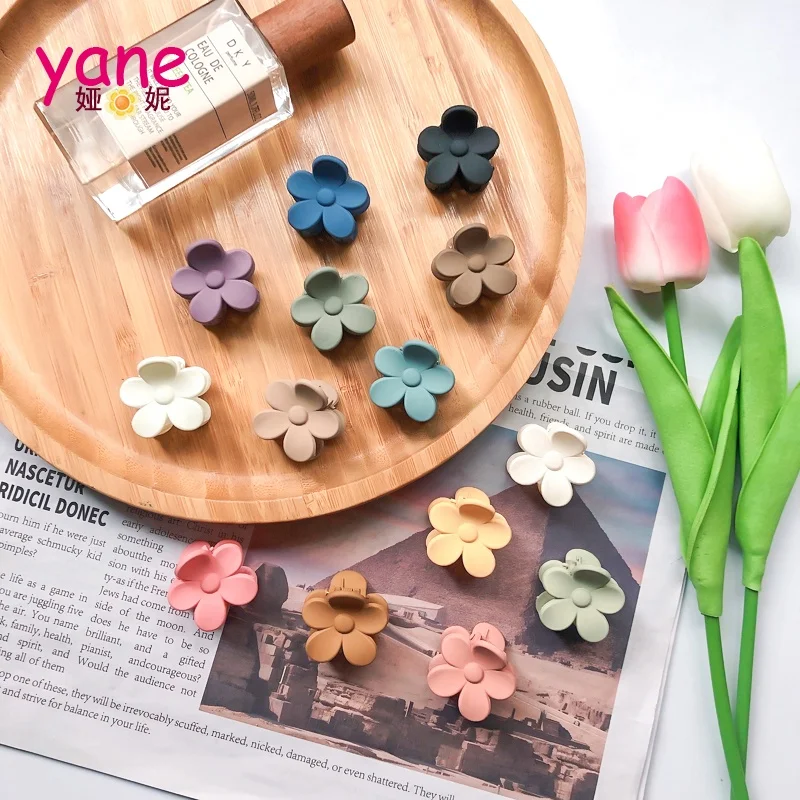 

Goody Plastic Solid Color Matte Flower Shaped Hair Clamps Claw Clip