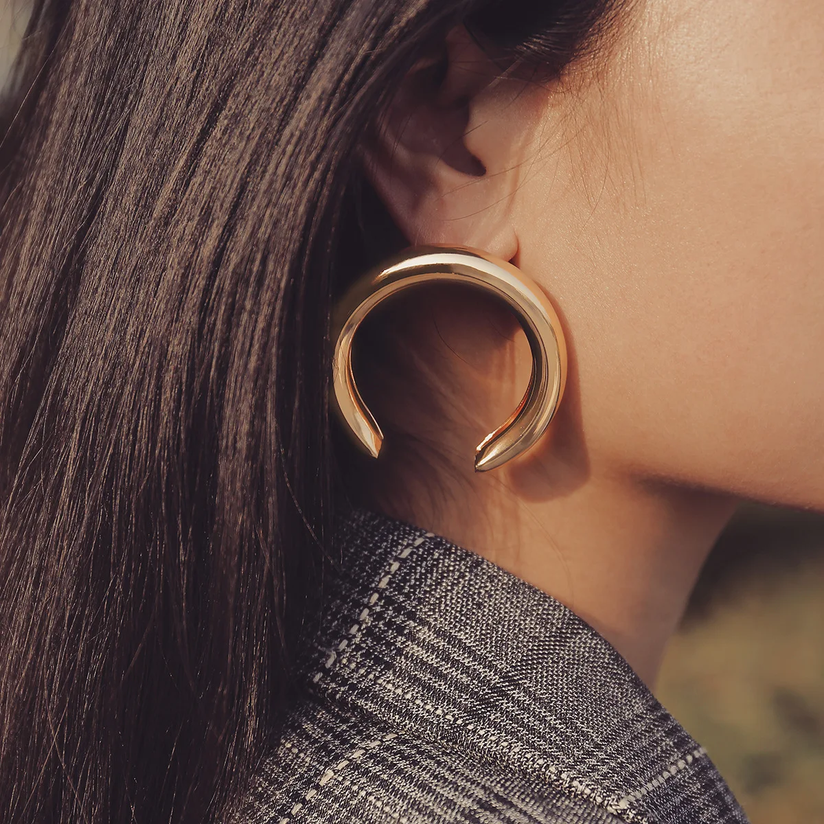 

European and American fashion exaggerated punk half-moon metal thick tube big round sound earrings