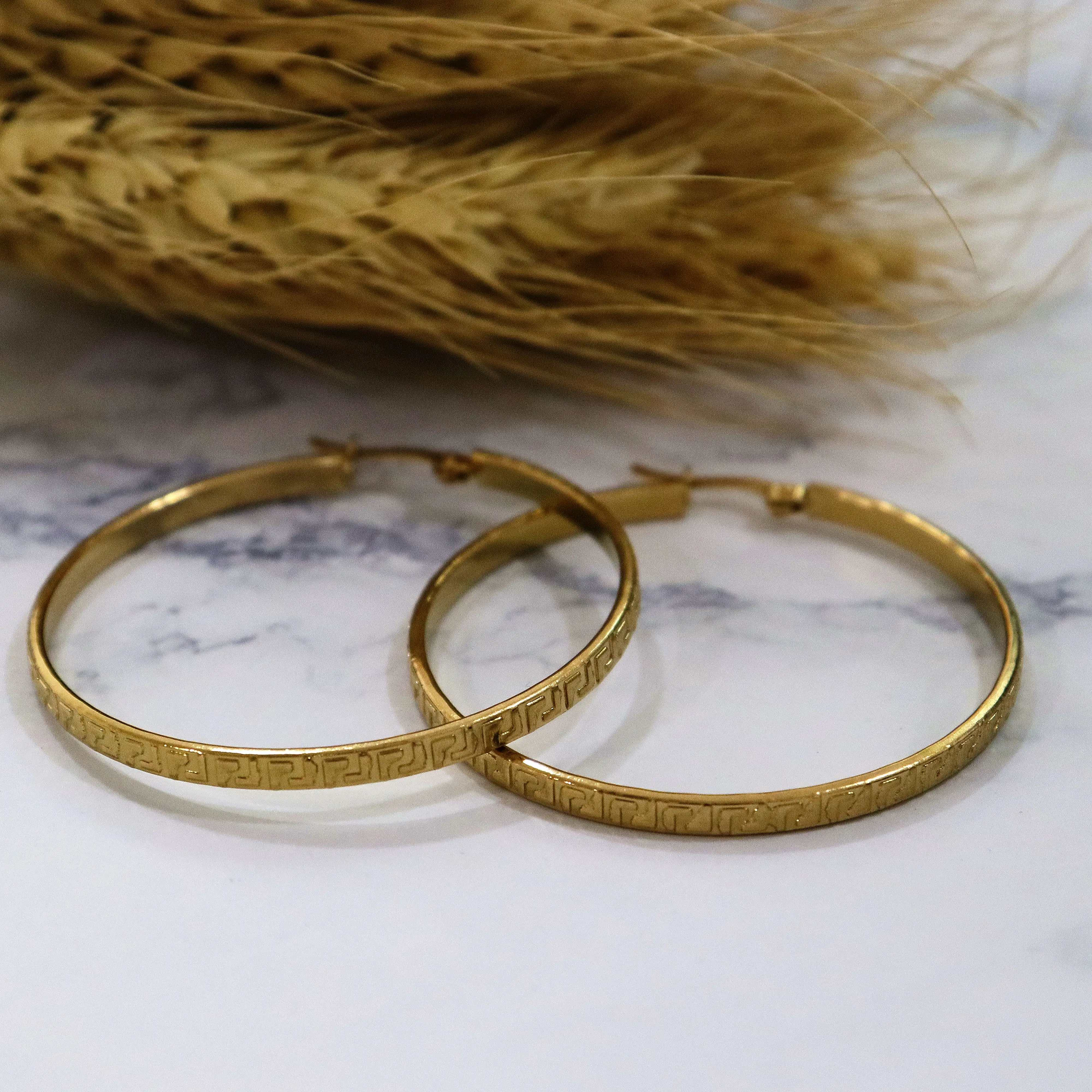 

Simple 18K Gold Plated Jewelry Texture Pattern Huggie Hoop Earrings Women Fashion Jewelry Stainless Steel Flat Big Hoop Earring