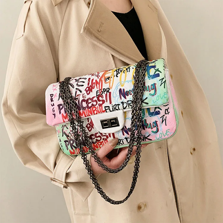 

RTS20008 Luxury 2021 vegan leather color print clutch handbag graffiti chain strap shoulder bags women graffiti hand bag, As photo