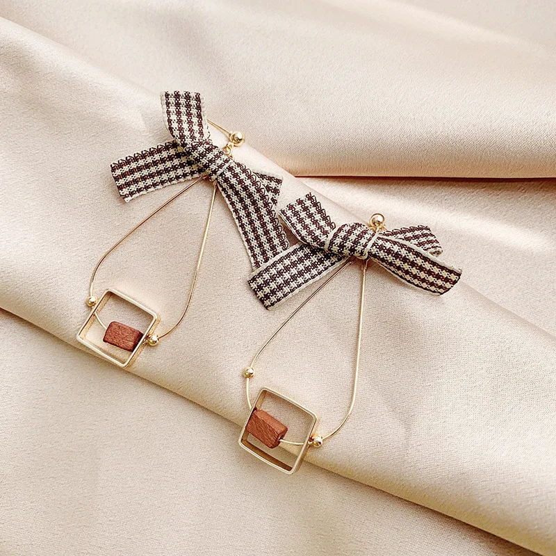 

Fashion Simple Stripe Cloth Bow Stud Earrings Retro Brown Wooden Bead Pendant Earring For Party