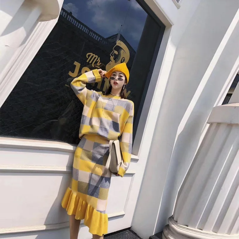 

2021 spring new arrival round neck slim fit grid short top and irregular fishtail skirt sweater set