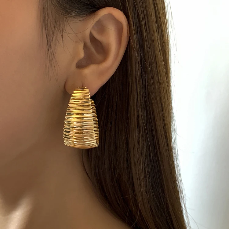 

European and American minimalist style metal striped geometric c-shaped stud female fashion retro hollow hoop earrings