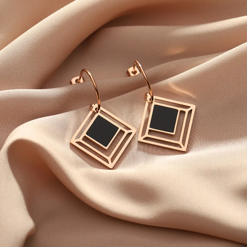 

Factory direct cheap earrings wild personality earrings CC earrings