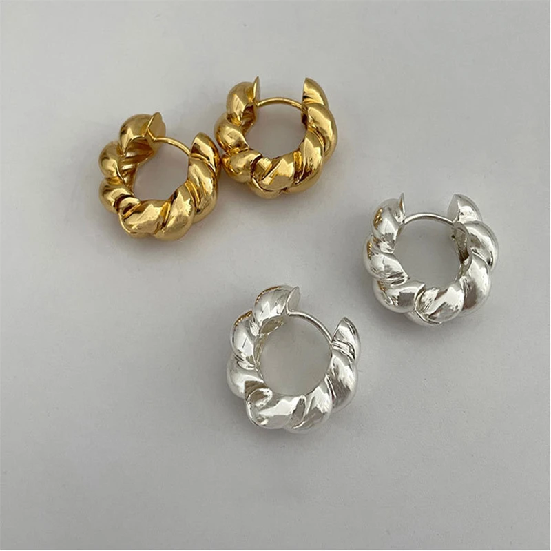 

Fashion Brass Jewelry Round Geometric Twisted Metal Small Ear Buckle Earrings for Women 2021