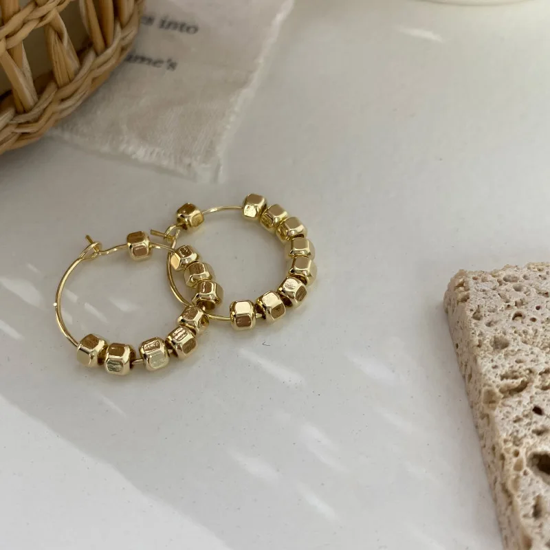 

2021 European Fashion Gold Plated Metal Geometric Hoop Earrings Simple Geometric Clip On Earrings for Women Girls