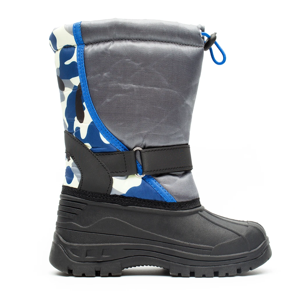 

Children wear fashionable running shoes in winter
