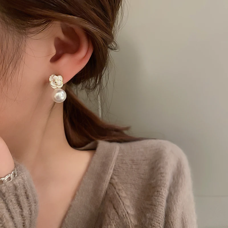 

fashion white pearl flower stud earrings