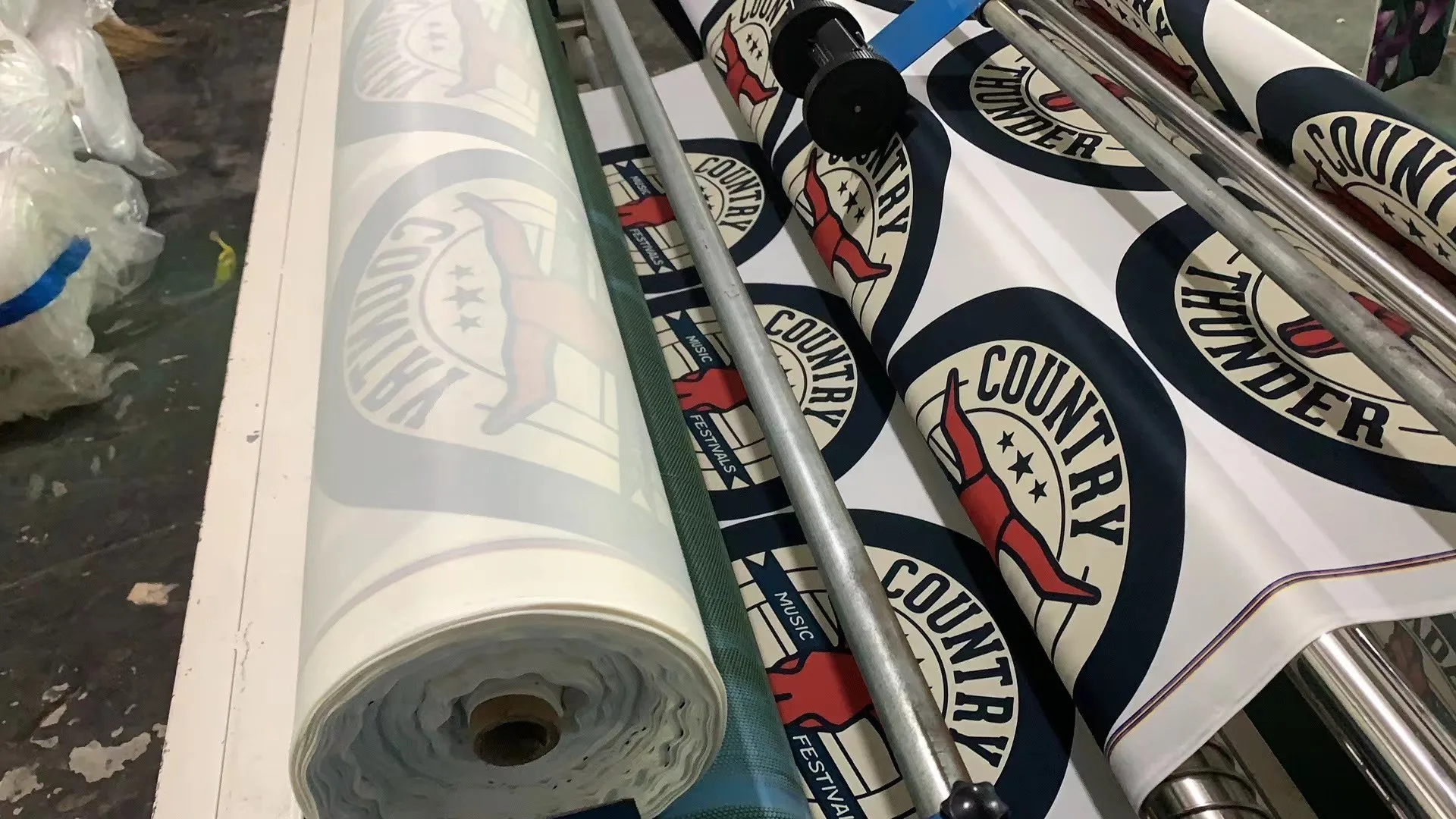 YFON Factory — Hand tufting artisan