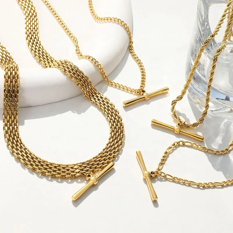 

Wholesale Custom 18K Gold Plated Stainless Steel Mesh Figaro Rope Chain Link Horizontal 3D T Bar Pendant Necklace for Women