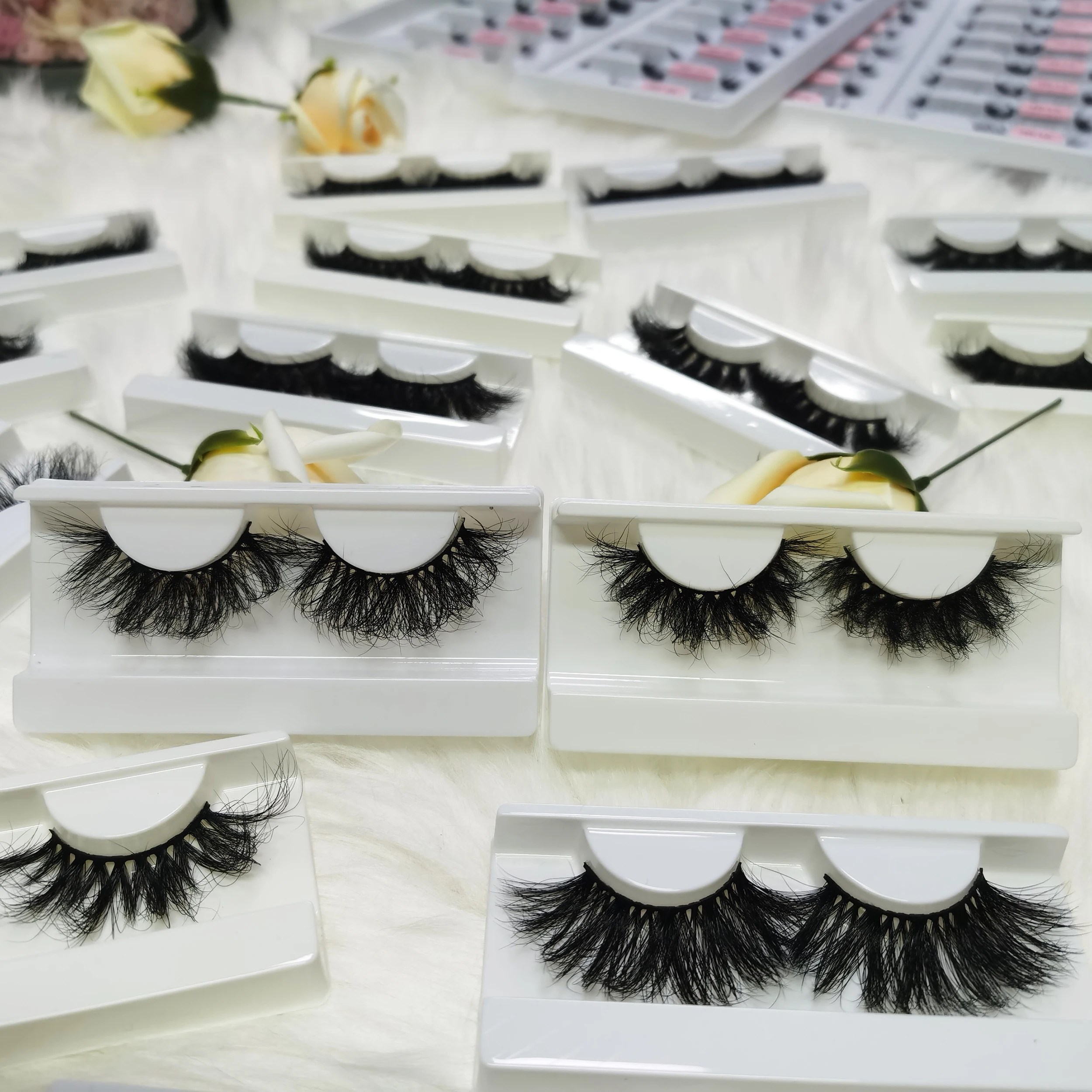 

High Quality Real Mink Lashes 25mm Lasheswholesale Custom Lashbox Packaging Vendor, Natural black