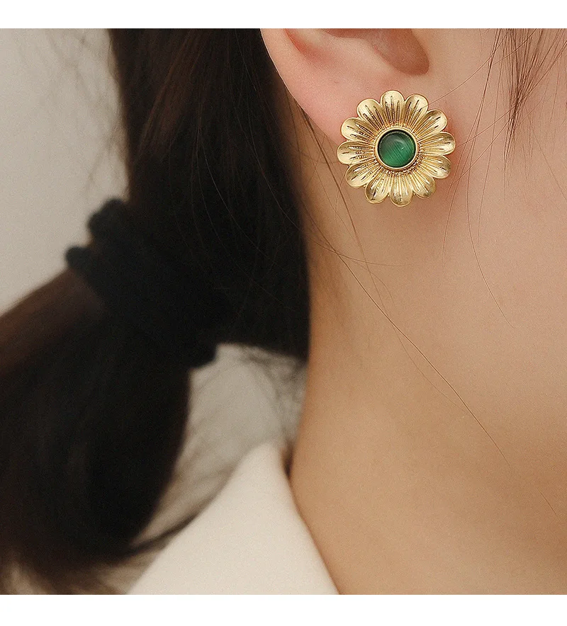 

New trendy earrings French high-end asymmetrical earrings fashionable personality daisy earrings