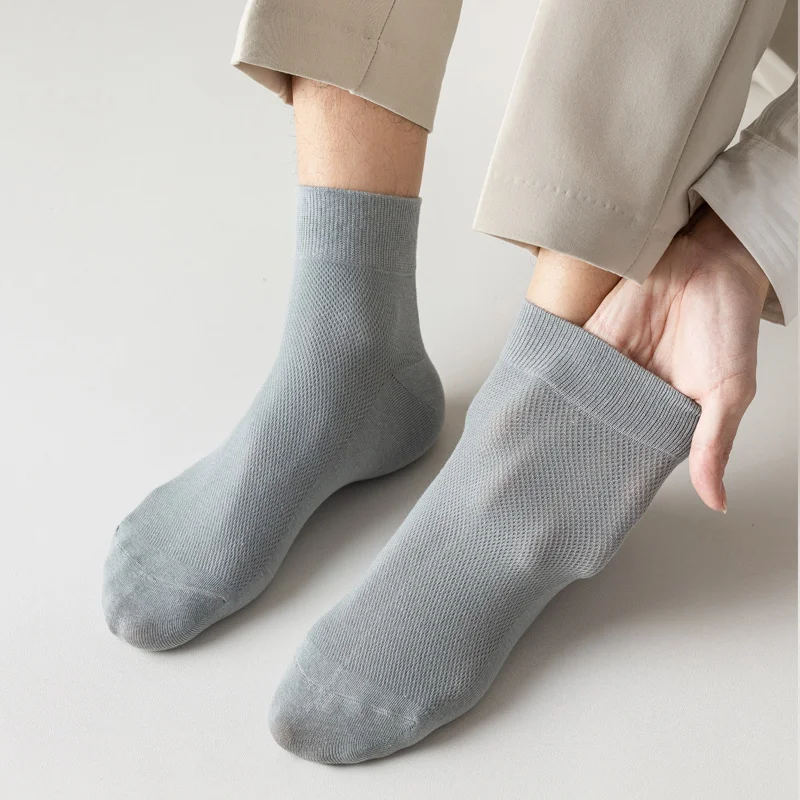 OEM Men's Fashion Elite White Black 100% Cotton Socks Bamboo Business Crew Socks with Custom Logo Knitted Mesh Design for Summer