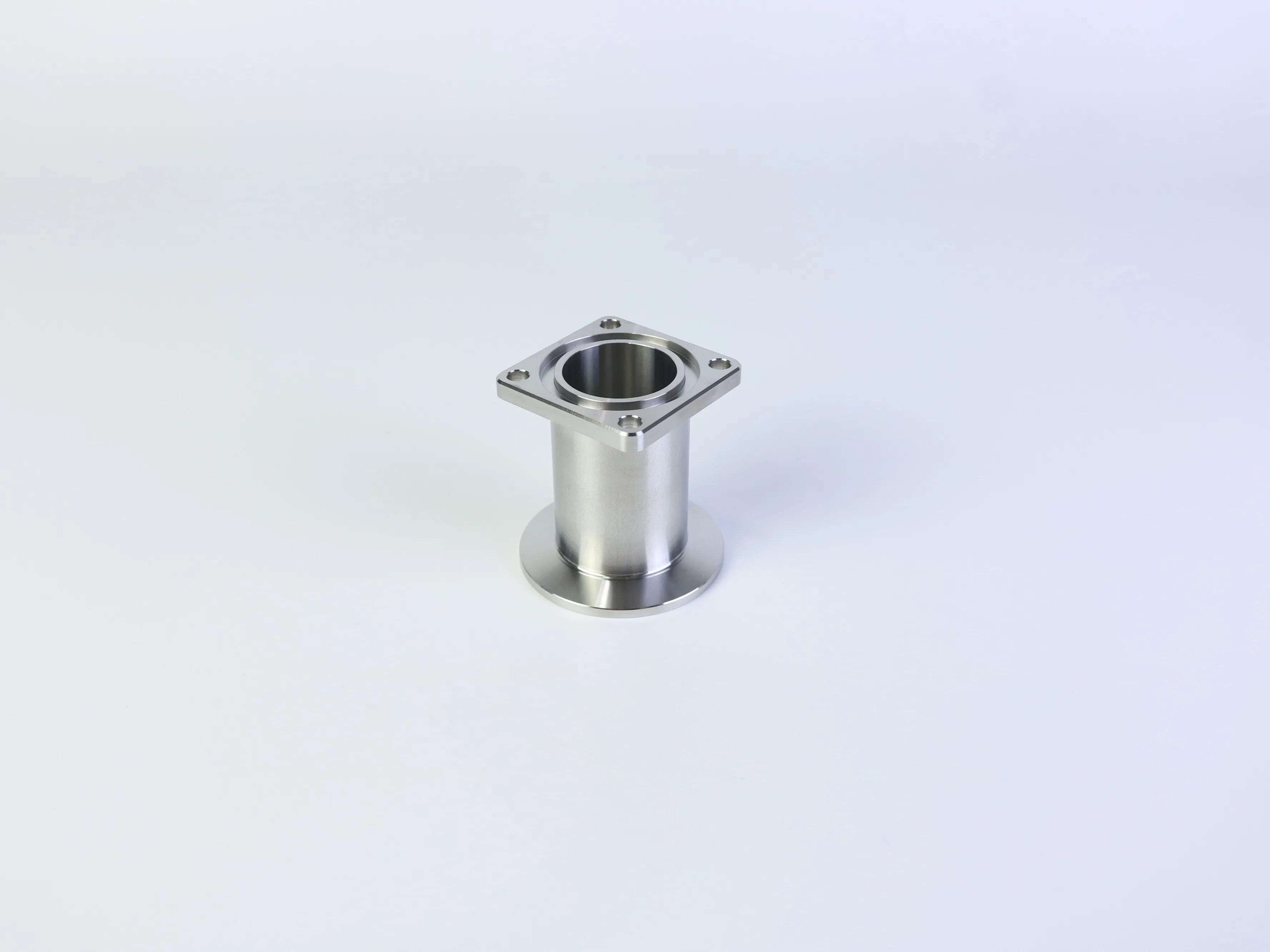 Stainless steel flanged tube fitting with square mounting flange