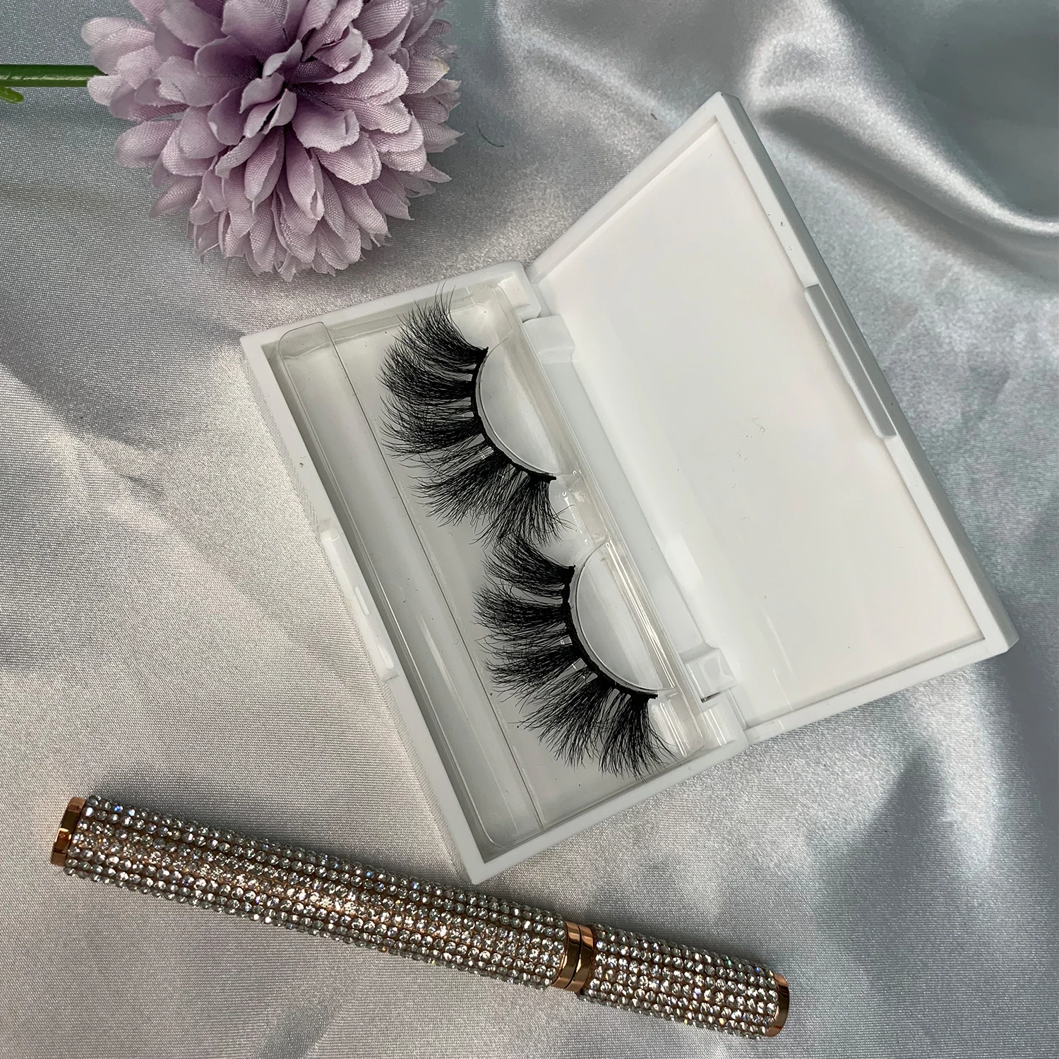 

Eyelash Case 100% Mink Eyelashes 25mm Clear Band Eyelashes
