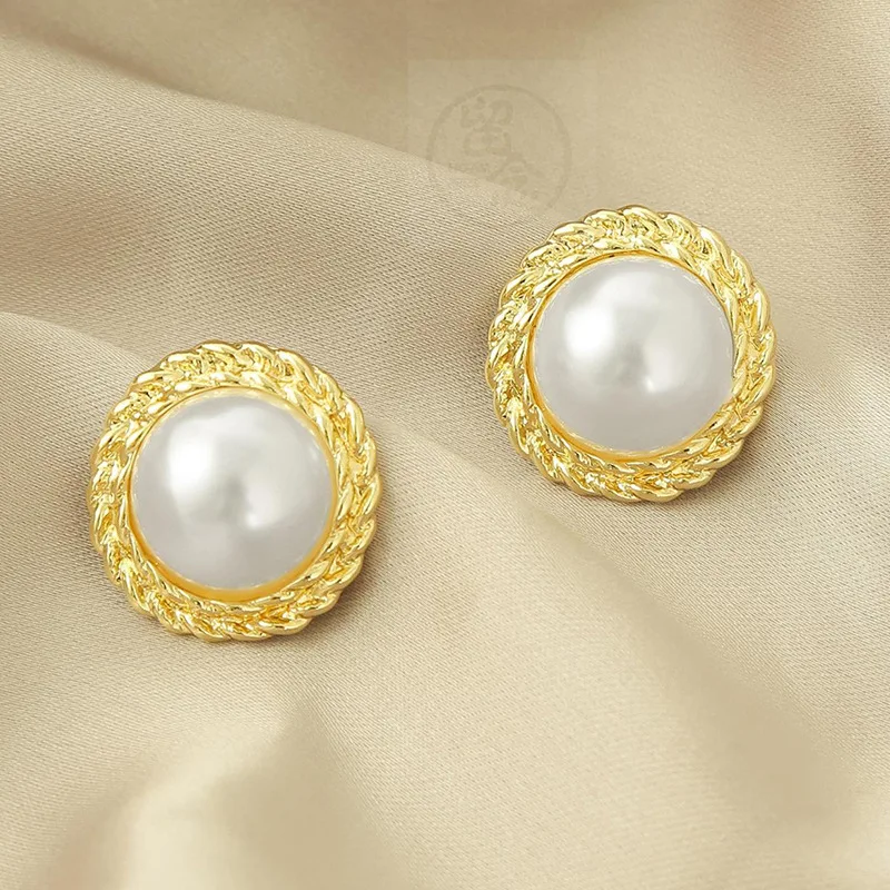 

Fashionable and elegant pearl earrings with a wide range of geometric shapes and luxury earrings